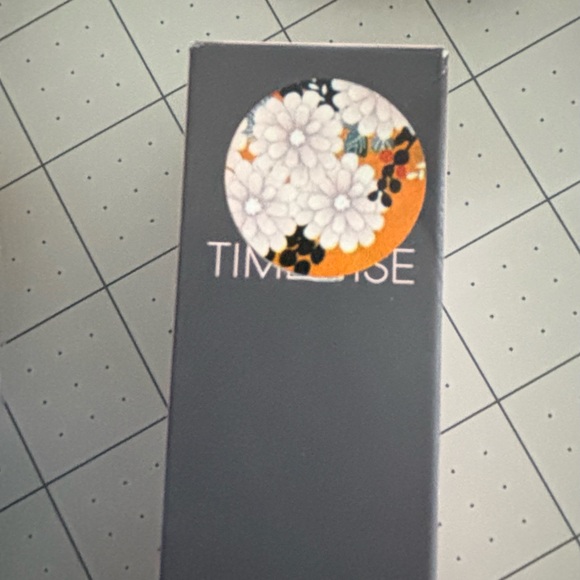 Ivory C100-Mary Kay Timewise Luminous 3D Foundation - Picture 4 of 4